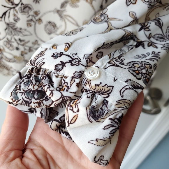 Rose + Olive Women's Blouse Long Sleeve Floral Cream Lightweight Size Medium - Picture 5 of 14